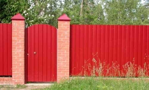 Как украсить забор из профнастила