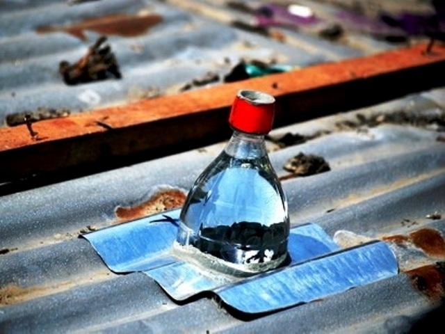 Светильник из пластиковой бутылки, работающий на солнечном свете