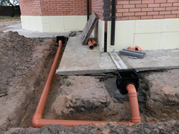 Фото водосточная система и трубы ливневой канализации